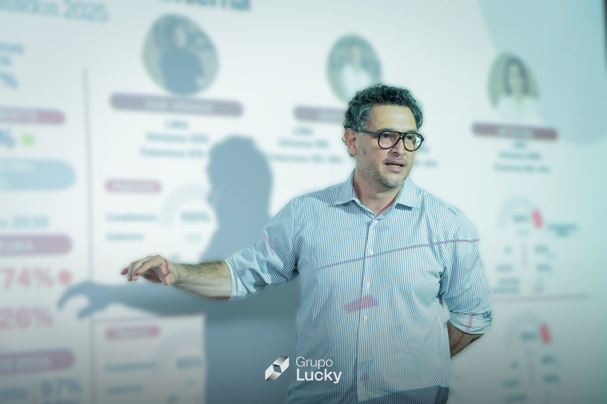 Carlos Bardales, Country Manager Bolivia, durante su exposición sobre Inteligencia Artificial y Trade Marketing en la Convención Grupo Lucky 2026