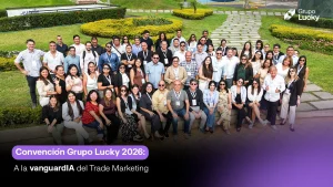 Equipo de líderes regionales de Grupo Lucky durante la Convención 2026 en Lima enfocada en Inteligencia Artificial y Trade Marketing