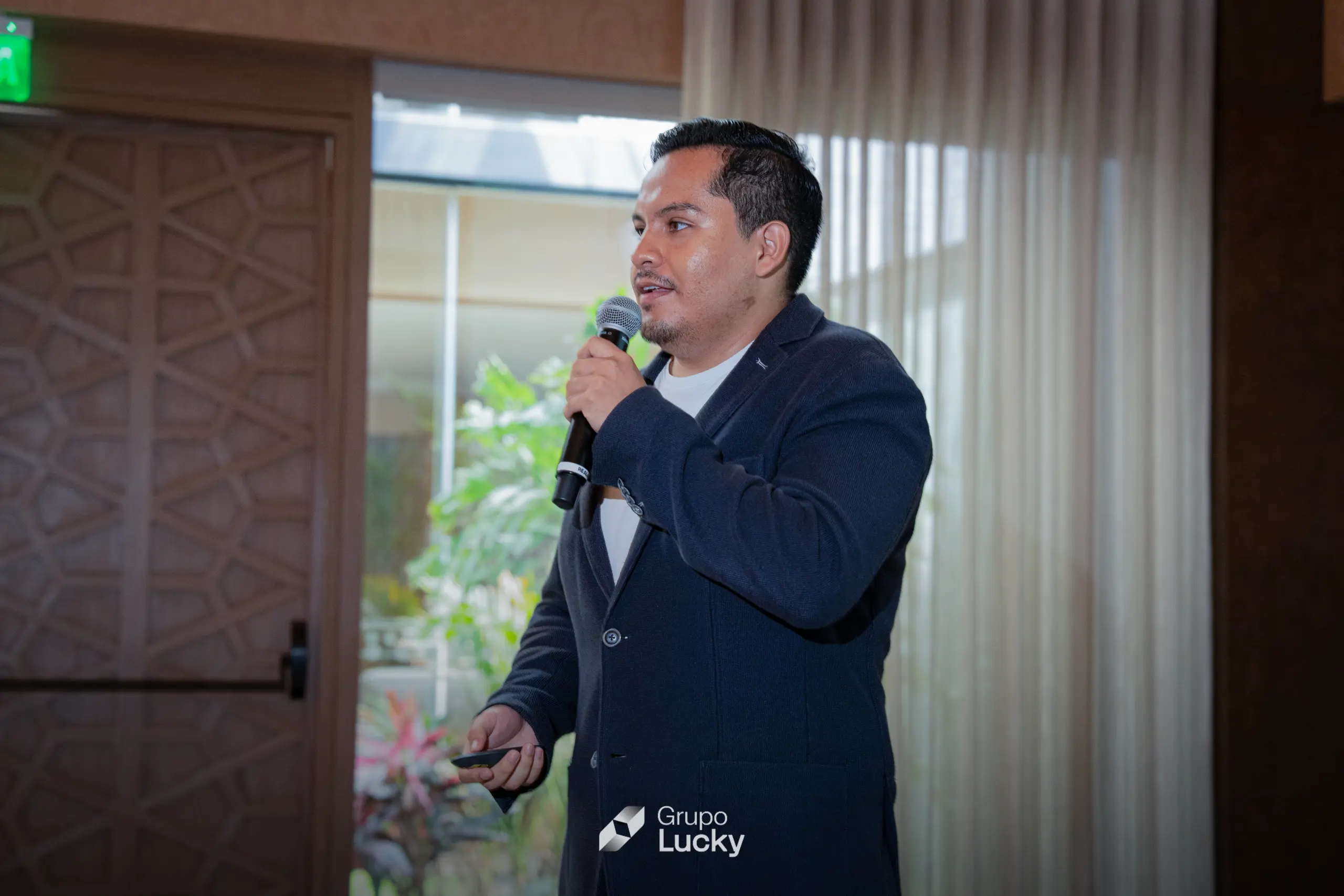 Fernando Pareja, Advisory Client Engineering AI Engineer en IBM, durante la Convención Grupo Lucky 2026