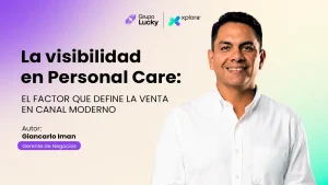 Consultora de belleza asesorando a una shopper en la categoría de cuidado personal dentro de un supermercado